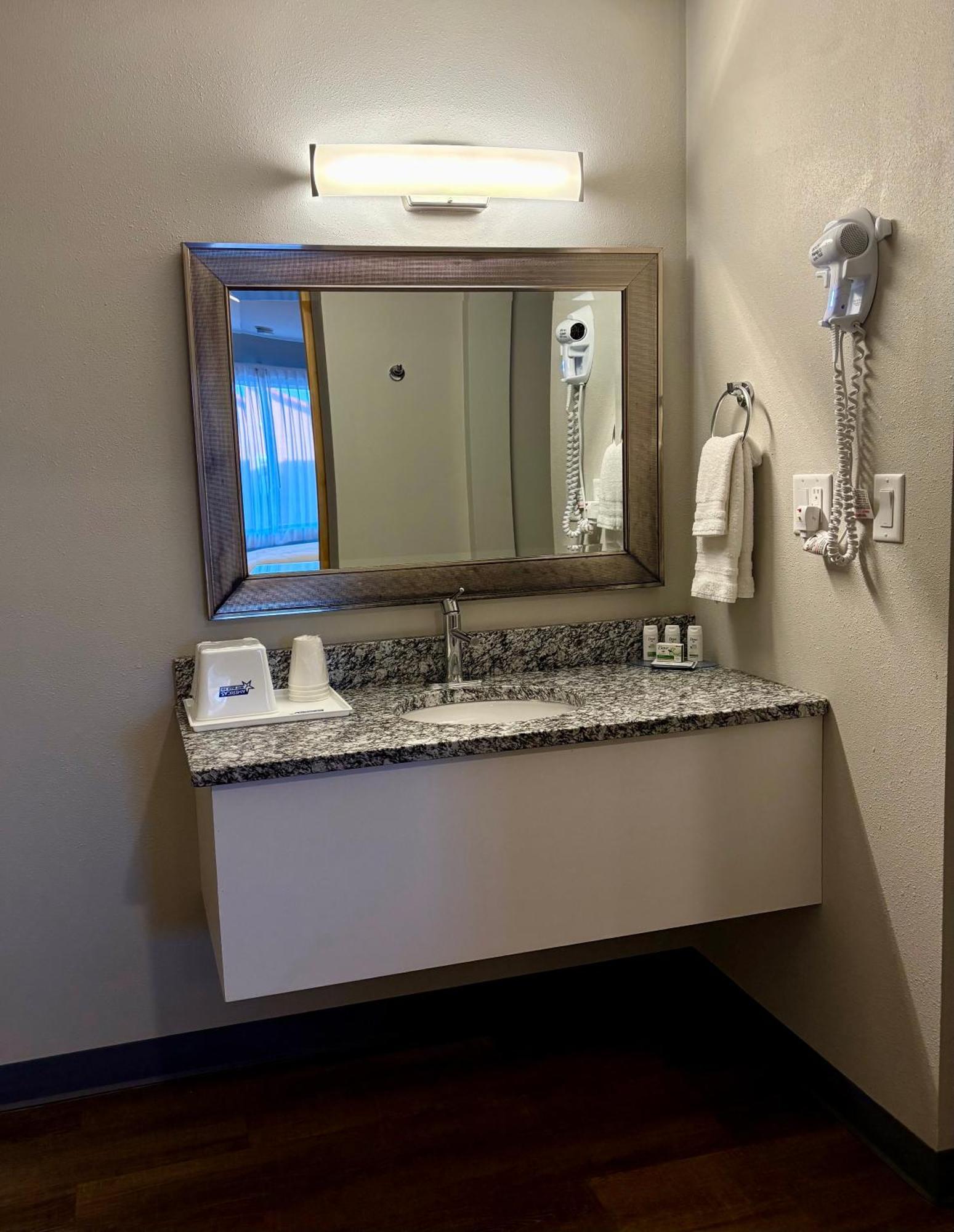 Americas Best Value Inn Wall Luaran gambar
