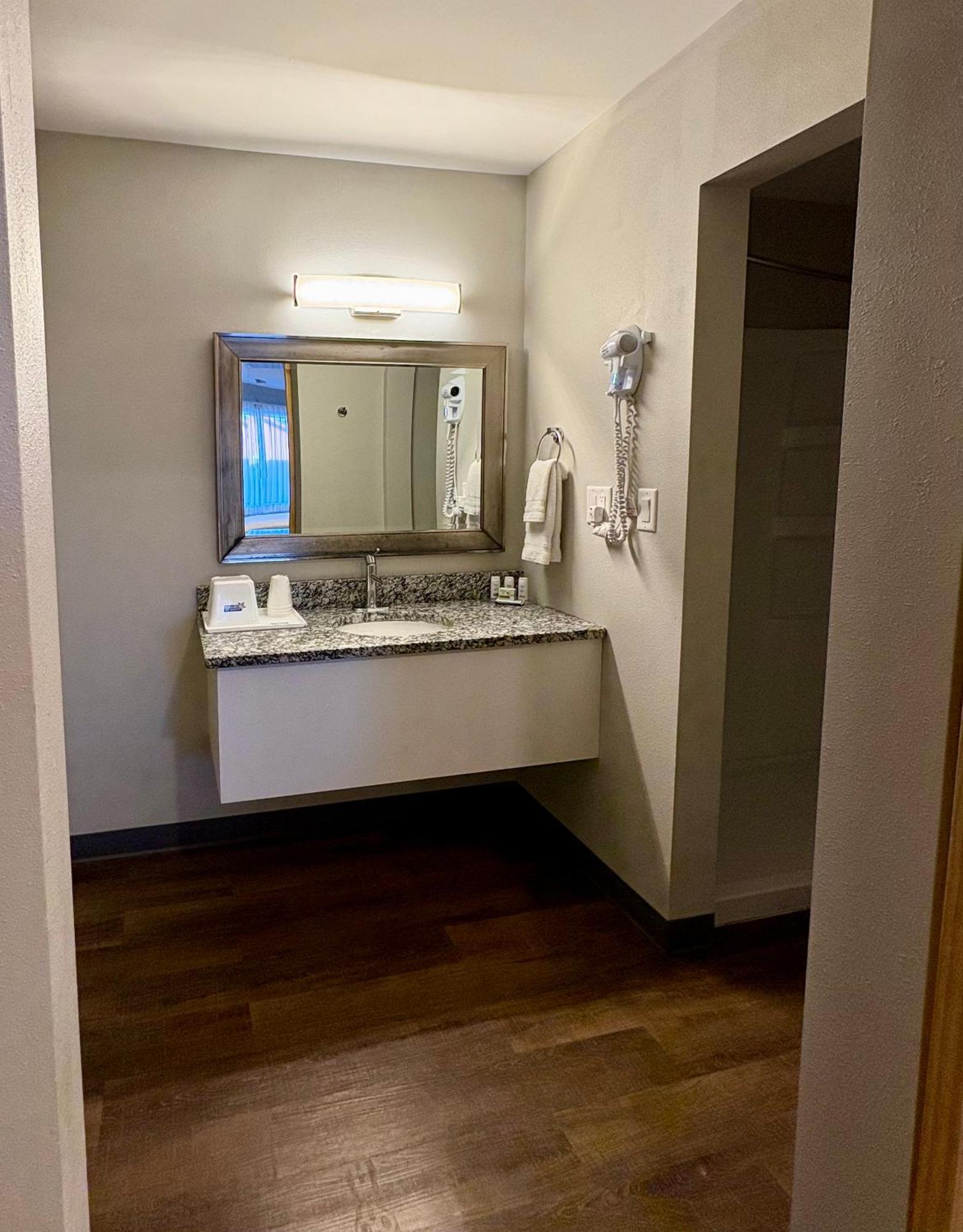 Americas Best Value Inn Wall Luaran gambar